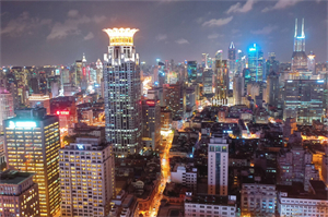 The unforgettableAs I look back, facing that sea of brilliant lights, I think： perhaps our lives should be like this, with both pursuit and longing, and also the understanding to cherish the beauty ar